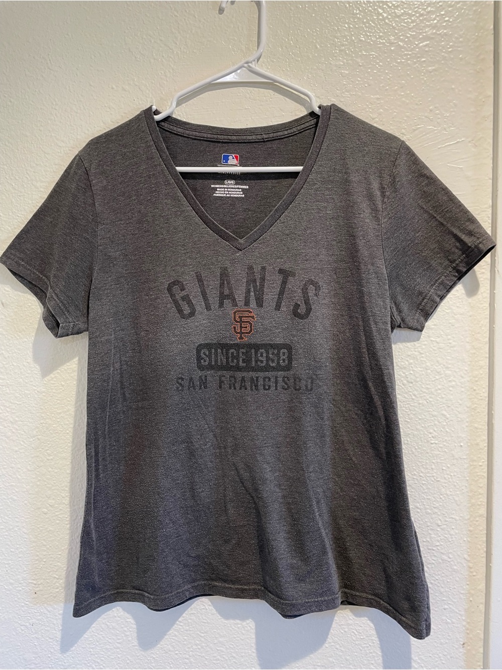 🧡 SF Giants Gray Graphic V-Neck Tee • Women's Large 🖤